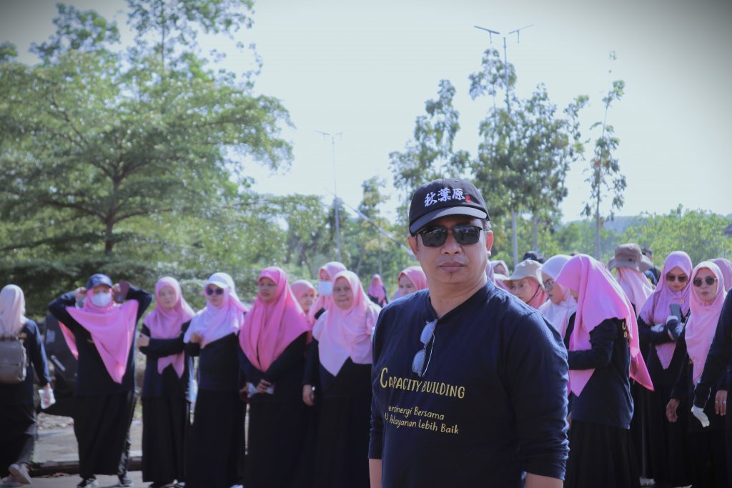 Karo AUPKK UIN Antasari Dr. H. Moh. Junaidin, M.A. saat memastikan kelancaran acara (Foto:Humas)