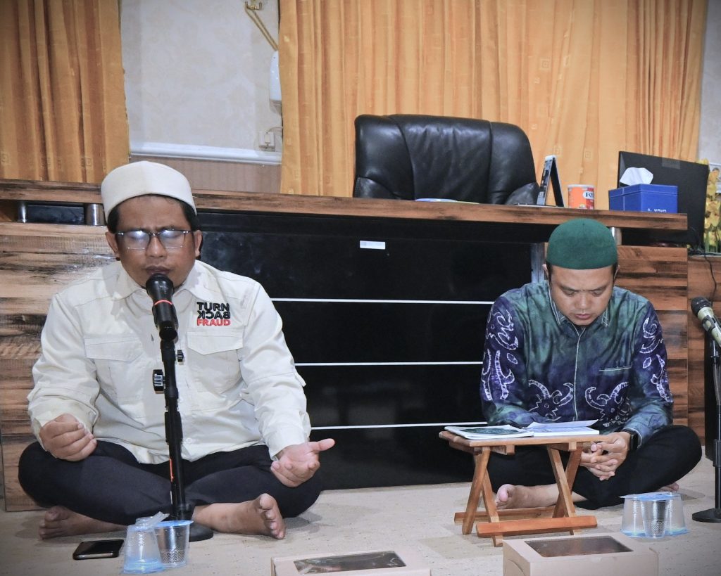 Karo AUPKK UIN Antasari Dr. H. Moh. Junaidin M.A. saat memimpin pembacaan Burdah (Foto:Humas/Jamal Ripani)