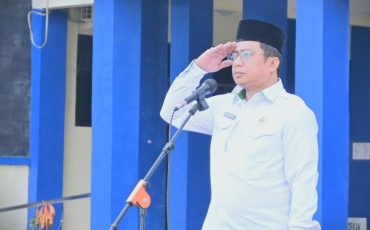 Karo AUPKK UIN Antasari Dr. H. Moh. Junaidin, M.A. saat menjadi pembina apel mingguan, 26 Mei 2025 (Foto:Humas/Jamal Ripani)