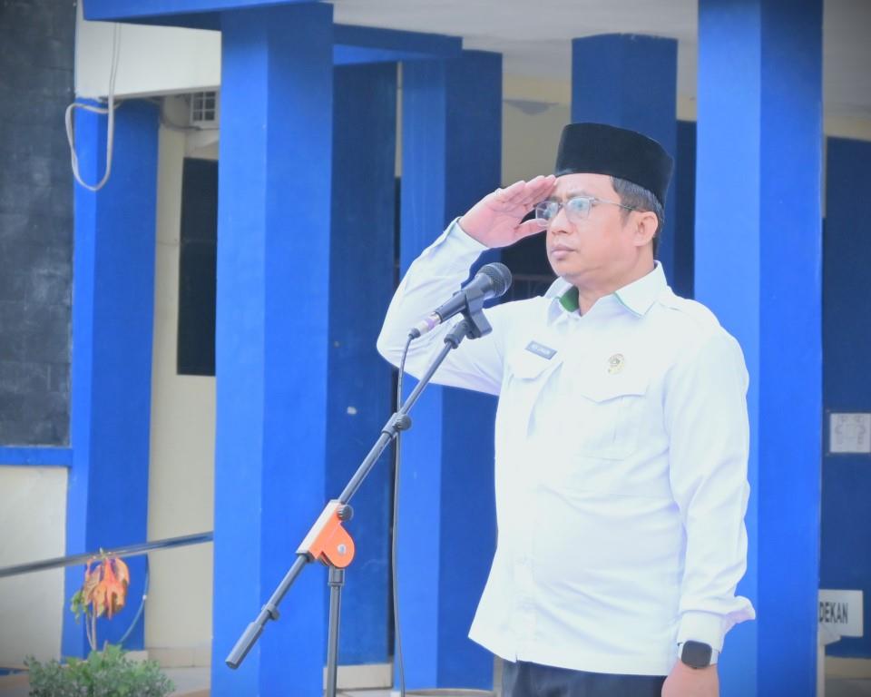 Karo AUPKK UIN Antasari Dr. H. Moh. Junaidin, M.A. saat menjadi pembina apel mingguan, 26 Mei 2025 (Foto:Humas/Jamal Ripani)