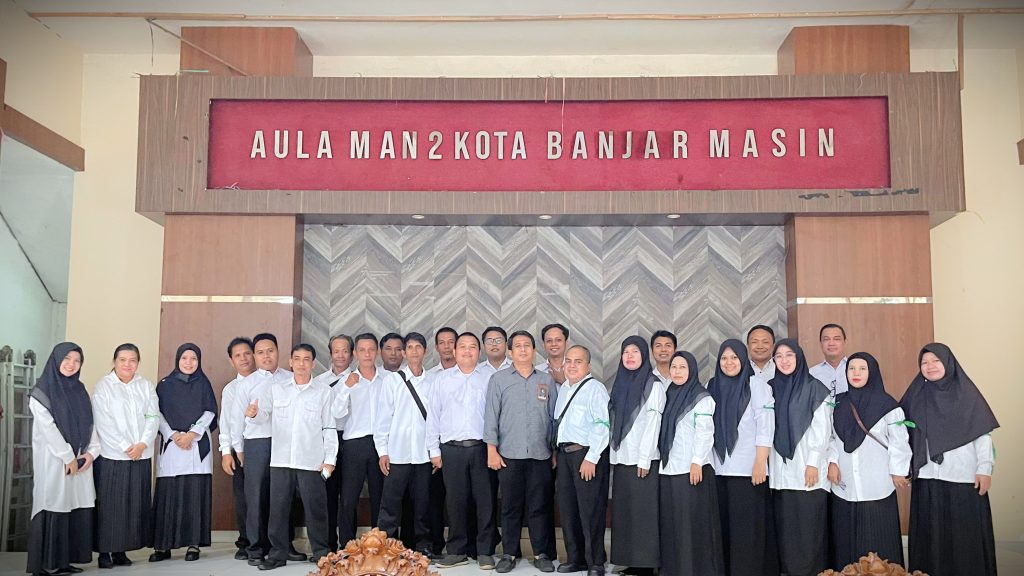 Karo AUPKK UIN Antasari Dr. H. Moh. Junaidin, M.A. (tengah) saat berfoto bersama para peserta (Foto:Tim Kepegawaian)
