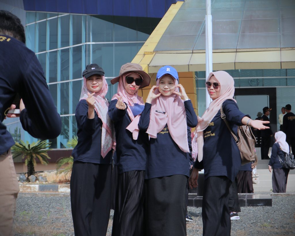 Kegembiraan para PPPK baru usai menanam bibit pohon (Foto:Humas)