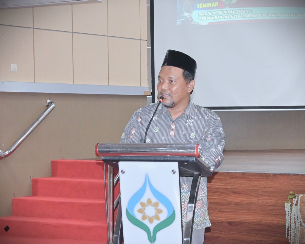 Kepala UPT Mahad Al-Jamiah UIN Antasari Dr. Hairul Hudaya, M.Ag. saat menyampaikan laporan (Foto:Humas/Jamal Ripani)