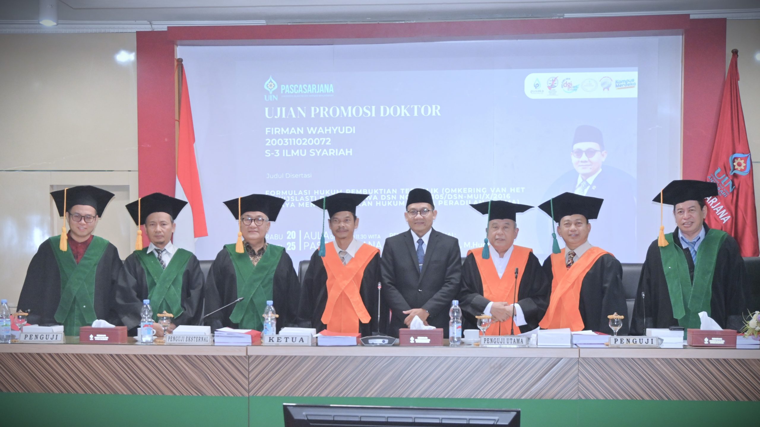 Ketua Muda Kamar Agama MA RI (urutan ketiga dari kiri) saat berfoto bersama usai menguji disertasi Mahasiswa UIN Antasari (Foto:Humas/Jamal Ripani)