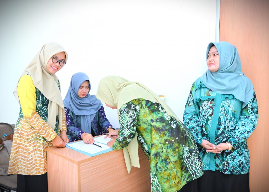 Ketua Tim Green Campus UIN Antasari Febrianawati Yusup, M.Pd. (kiri) saat ceria menyukseskan acara (Foto:Humas/Jamal Ripani)