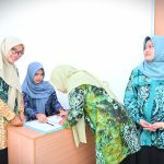 Ketua Tim Green Campus UIN Antasari Febrianawati Yusup, M.Pd. (kiri) saat ceria menyukseskan acara (Foto:Humas/Jamal Ripani)