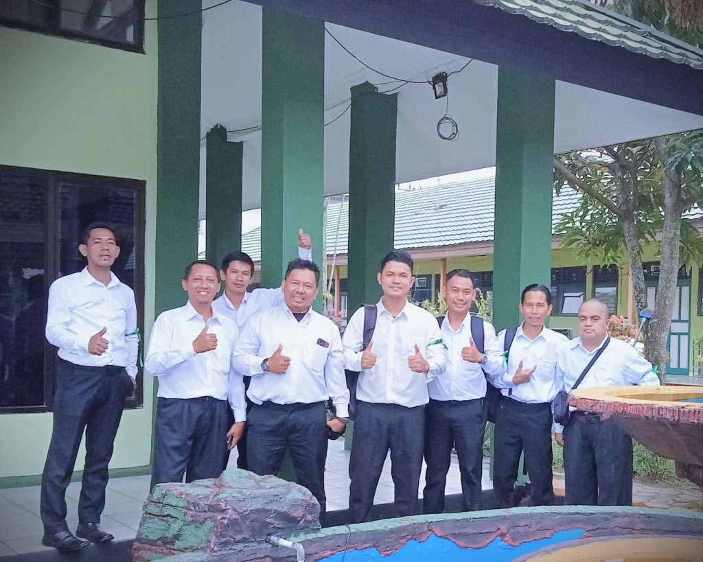 M.Alwi (dua dari kanan) saat berfoto bersama rekan-rekannya usai mengikuti ujian (Foto:Tim Kepegawaian)