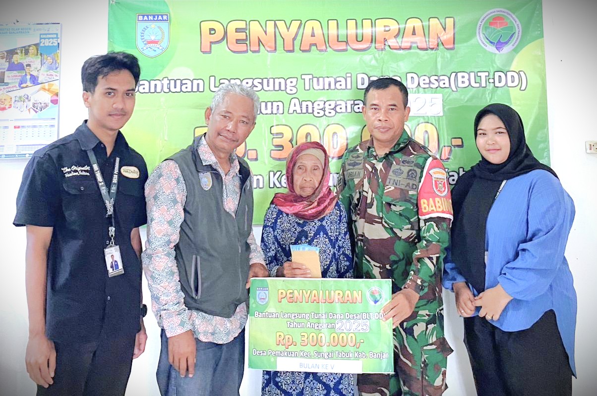 Mahasiswa KKN UIN Antasari saat membantu kelancaran penyaluran BLT-DD di Desa Pemakuan.