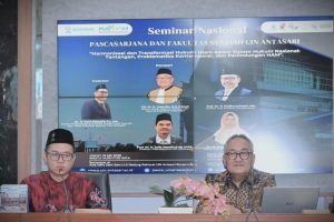 Moderator saat memandu jalannya Seminar Nasional bersama Ketua Muda Kamar Agama MA RI Dr. H. Yasardin, S.H., M.Hum. (Foto:Humas/Jamal Ripani)