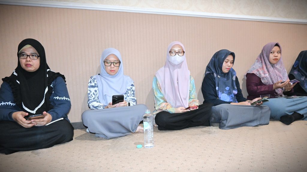 Mufidatun Nisa, S.Th.I., M.Fil.I. (paling kiri) saat mengikuti kegiatan rutin pembacaan Burdah (Foto:Humas/Jamal Ripani)