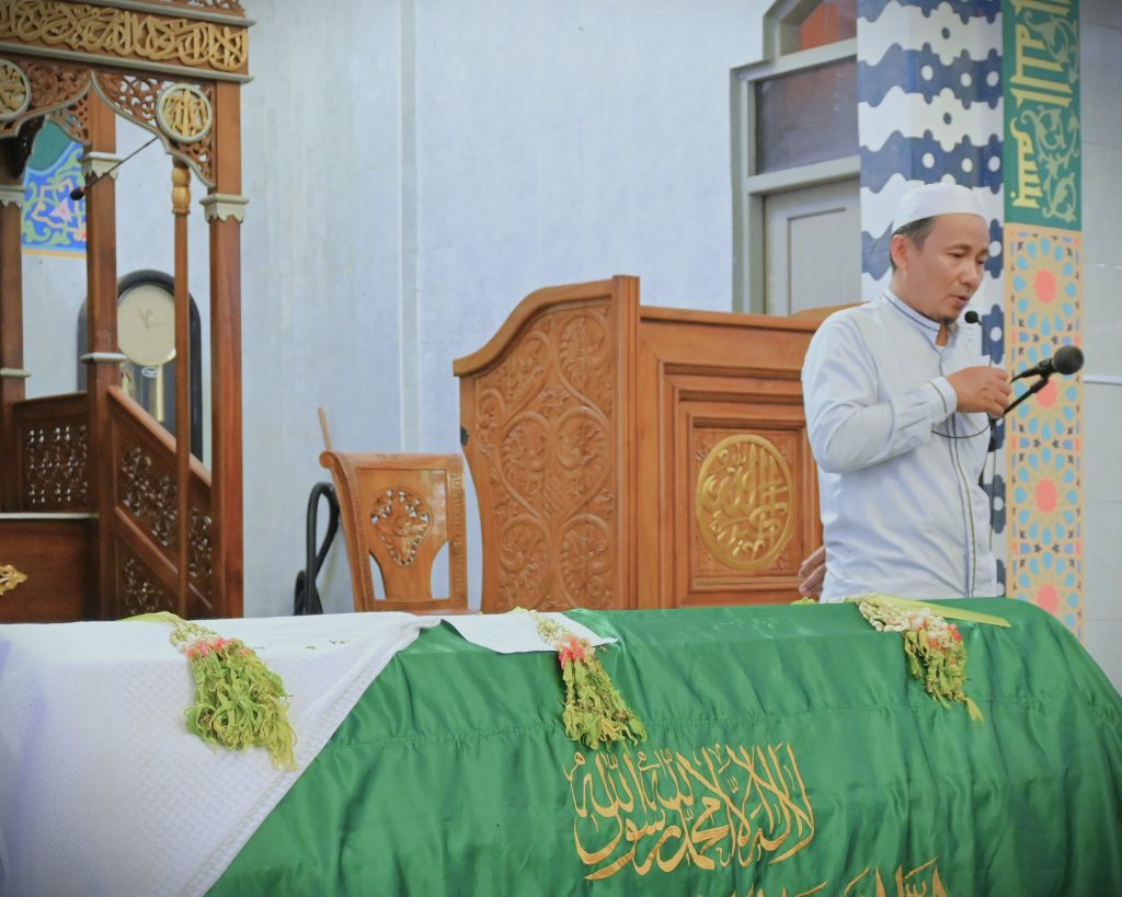 Mujiburohman, Ph.D. memberikan sambutan mewakili pihak keluarga almarhum (Foto:Humas/Jamal Ripani)