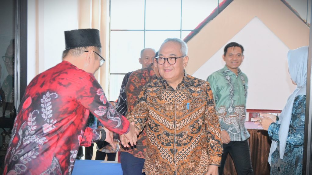 Panitia saat menyambut kedatangan Ketua Muda Kamar Agama MA RI (Foto:Humas/Jamal Ripani)