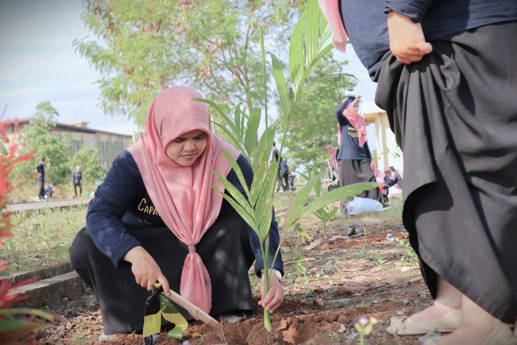 Para PPPK baru UIN Antasari saat bersemangat menanam (Foto:Humas)