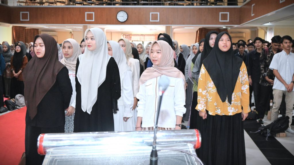 Para mahasantri saat menyanyikan Indonesia Raya (Foto:Humas/Jamal Ripani)