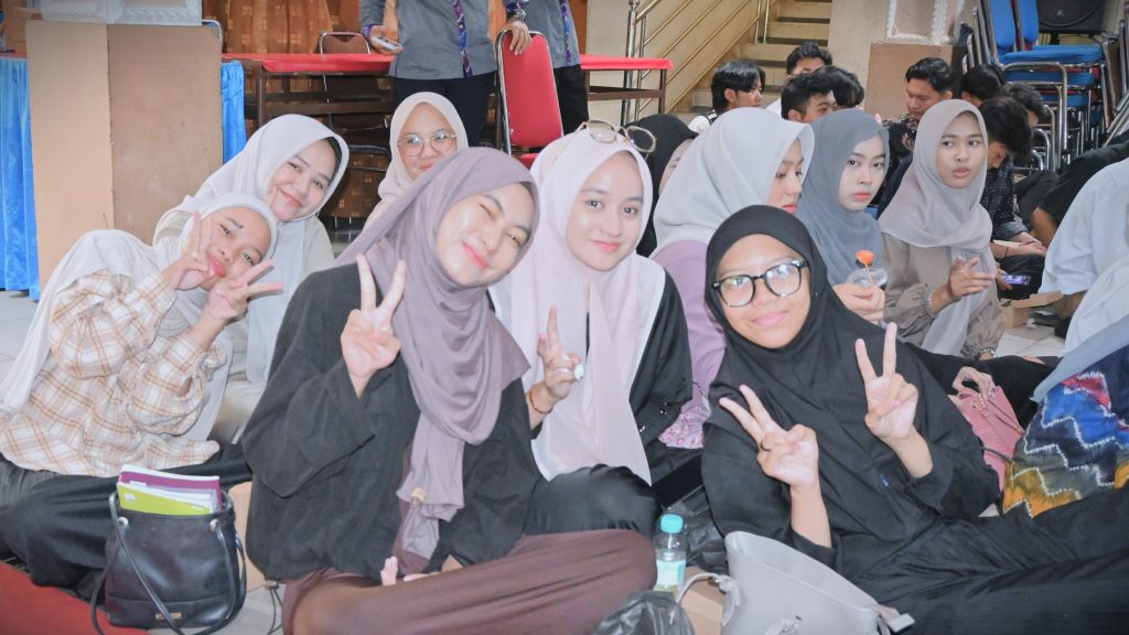 Para mahasantriwati saat bergembira mengikuti acara (Foto:Humas/Jamal Ripani)