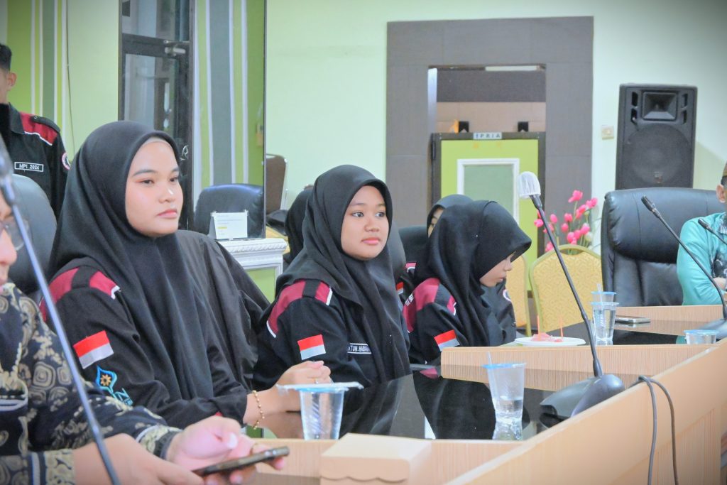 Para mahasiswa saat serius mengikuti acara (Foto:Humas)