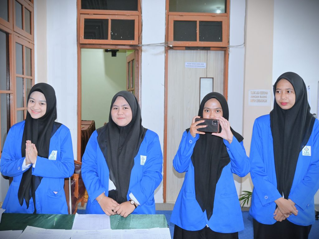 Para mahasiswi S-1 MPI saat ikut membantu kelancaran AL (Foto:Humas)