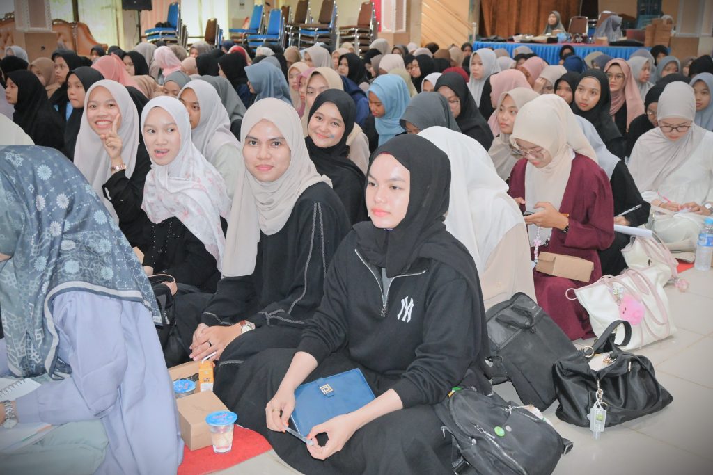 Para mahasiswi saat mengikuti seminar Mahad (Foto:Humas/Jamal Ripani)