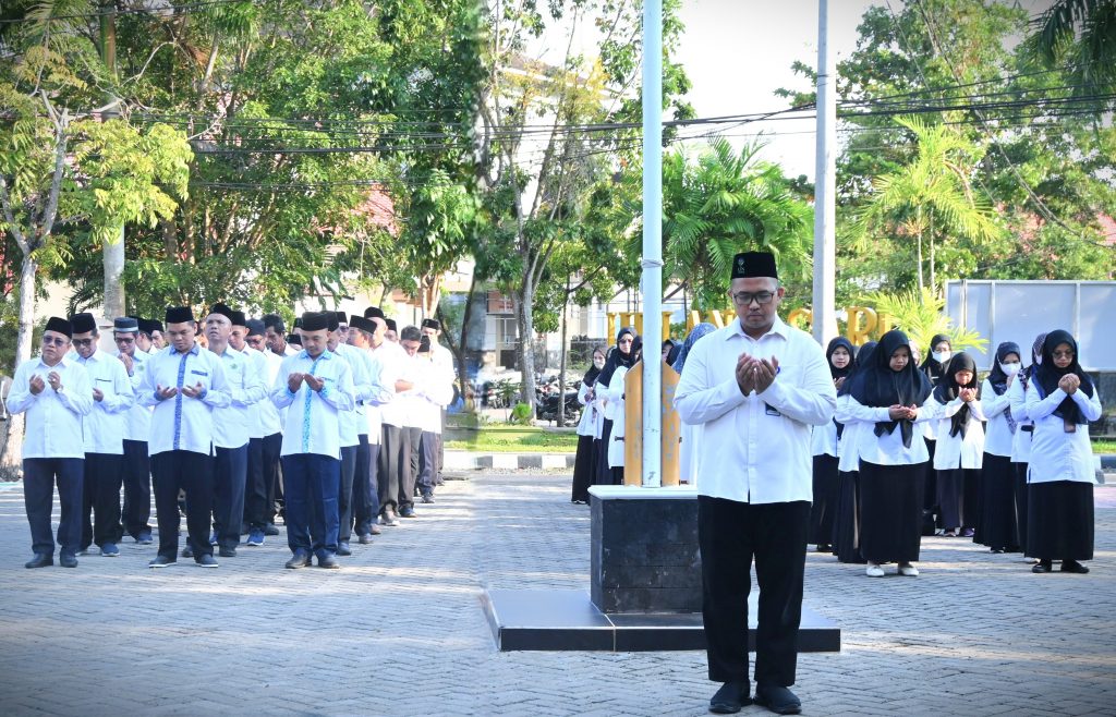 Para peserta Apel Mingguan saat berdoa bersama (Foto:Humas/Jamal Ripani)