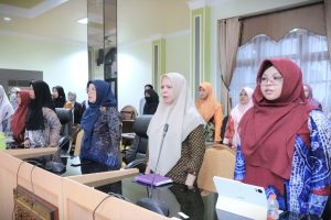 Para peserta dan tamu undangan saat menyanyikan Indonesia Raya (Foto:Humas/Jamal Ripani)