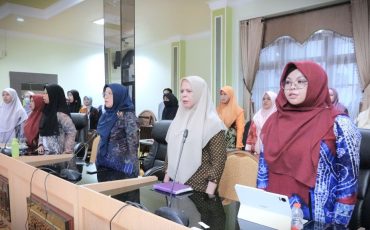 Para peserta dan tamu undangan saat menyanyikan Indonesia Raya (Foto:Humas/Jamal Ripani)