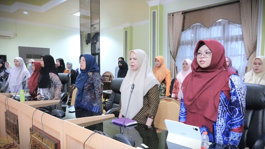 Para peserta dan tamu undangan saat menyanyikan Indonesia Raya (Foto:Humas/Jamal Ripani)