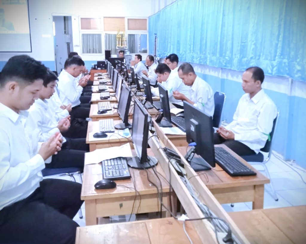 Para peserta saat khusyuk berdoa sebelum menjawab soal (Foto:Tim Kepegawaian)