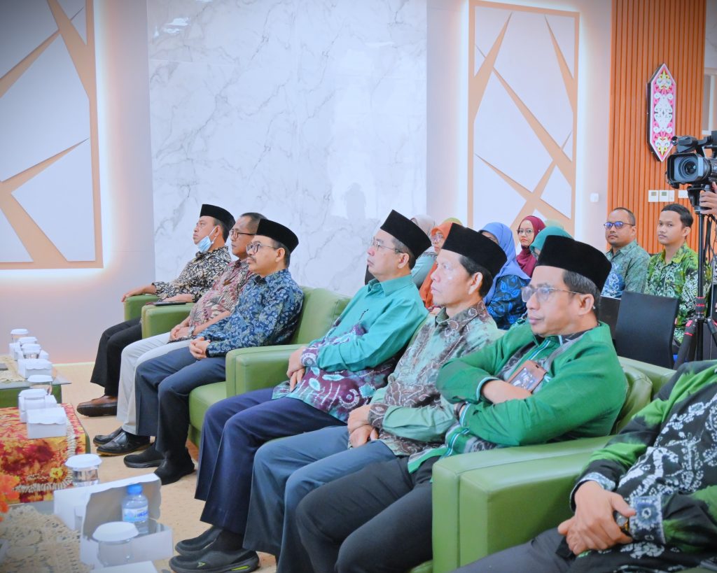 Para tamu undangan dan jajaran pimpinan UIN Antasari saat menyaksikan video promosi Prodi S-1 Ilmu Lingkungan (Foto:Humas/Jamal Ripani)