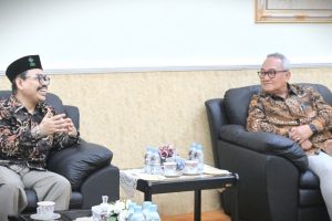 Perbincangan hangat antara Rektor dengan Ketua Muda Kamar Agama RI (Foto:Humas/Jamal Ripani)