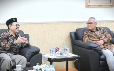 Perbincangan hangat antara Rektor dengan Ketua Muda Kamar Agama RI (Foto:Humas/Jamal Ripani)