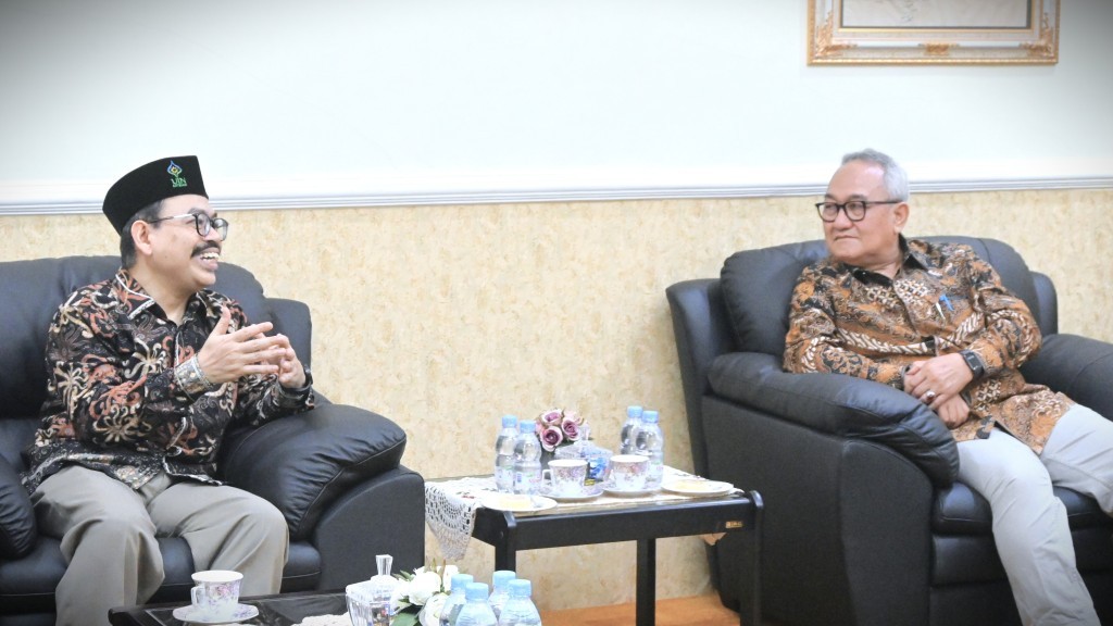 Perbincangan hangat antara Rektor dengan Ketua Muda Kamar Agama RI (Foto:Humas/Jamal Ripani)