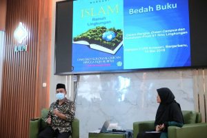 Prof. Dr. H. Wardani, M.Ag. saat memaparkan isi bukunya (Foto:Humas)