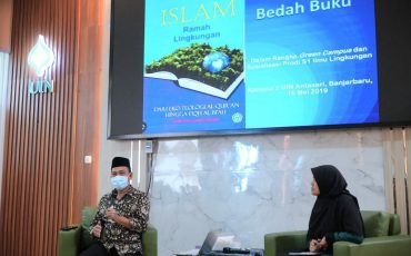 Prof. Dr. H. Wardani, M.Ag. saat memaparkan isi bukunya (Foto:Humas)