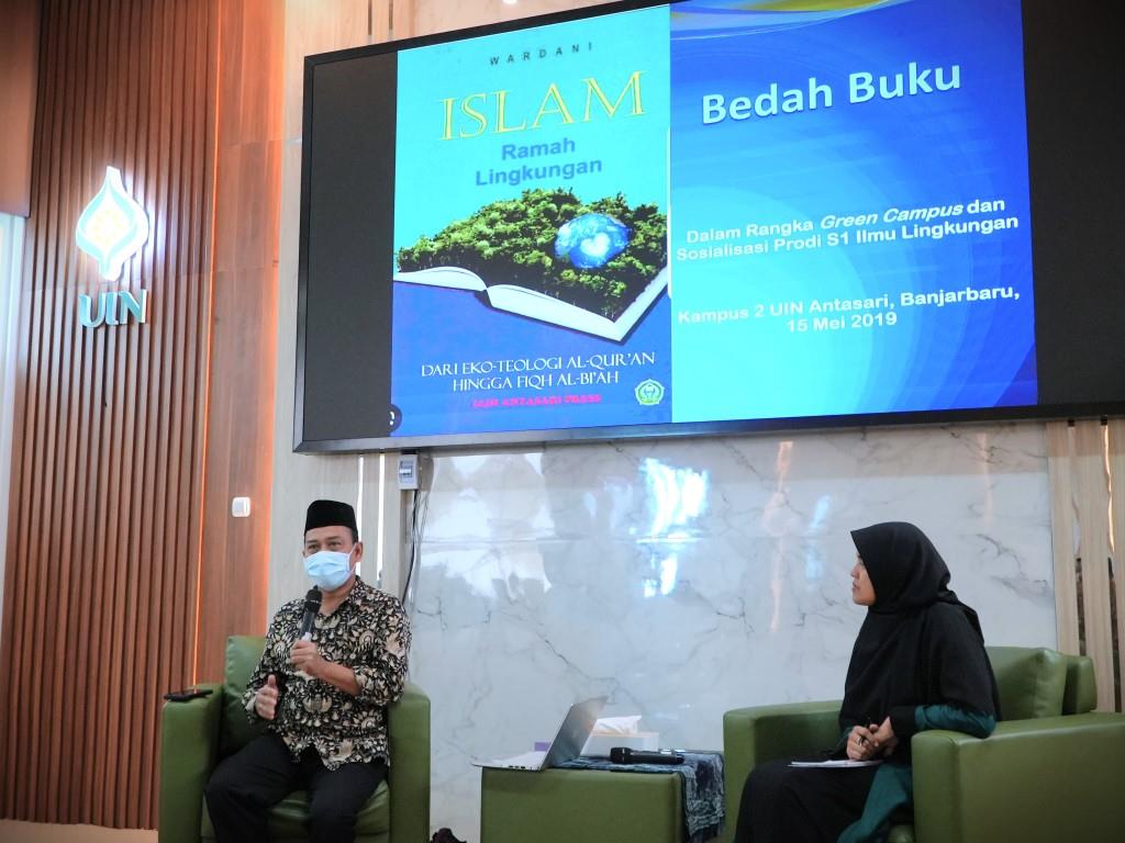 Prof. Dr. H. Wardani, M.Ag. saat memaparkan isi bukunya (Foto:Humas)