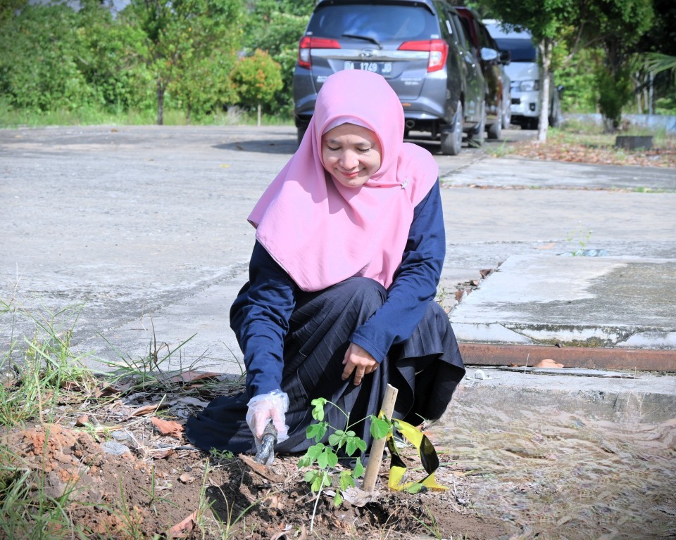 Rafiah saat menanam bibit pohon di Kampus 2 (Foto:Humas/Jamal Ripani)
