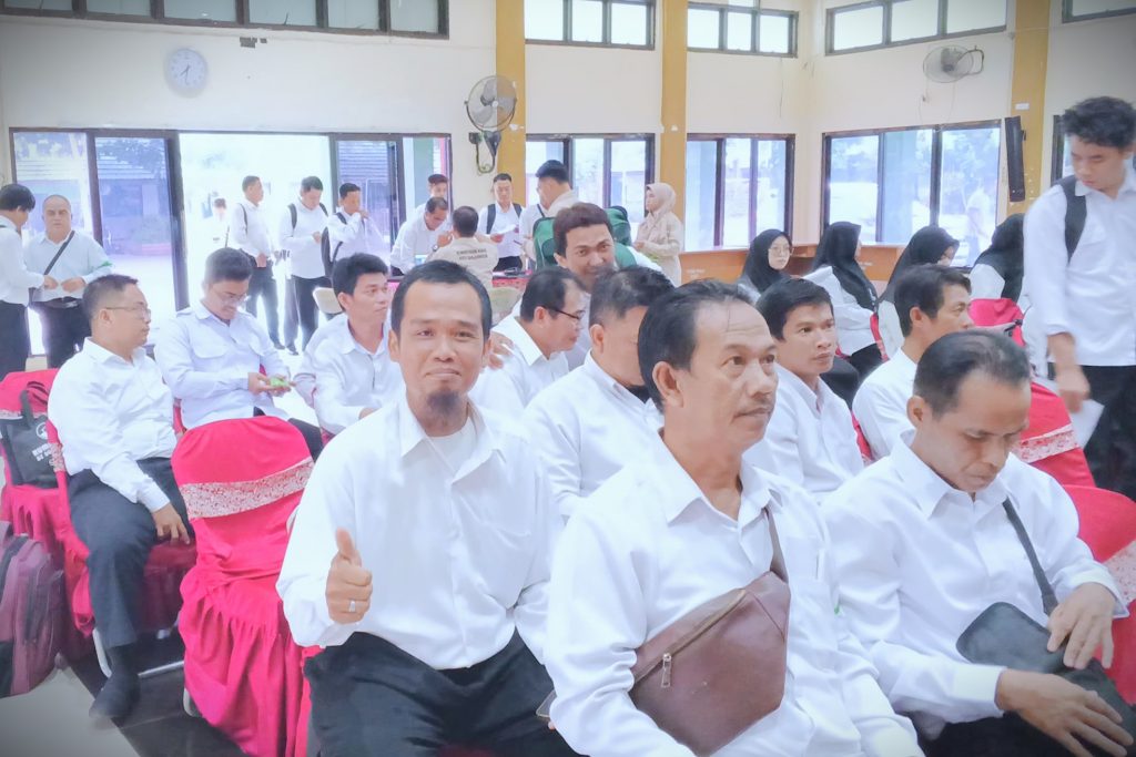 Rasa optimisme para peserta saat menunggu sebelum diarahkan masuk laboratorium komputer (Foto:Tim Kepegawaian)