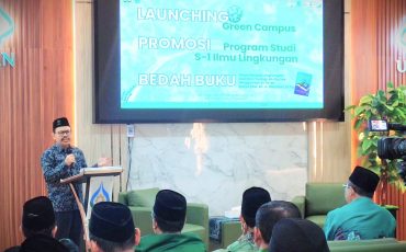 Rektor UIN Antasari Prof. Dr. H. Mujiburrahman, M.A. saat memberikan sambutan di peluncuran program Green Campus (Foto:Radar Banjarmasin)