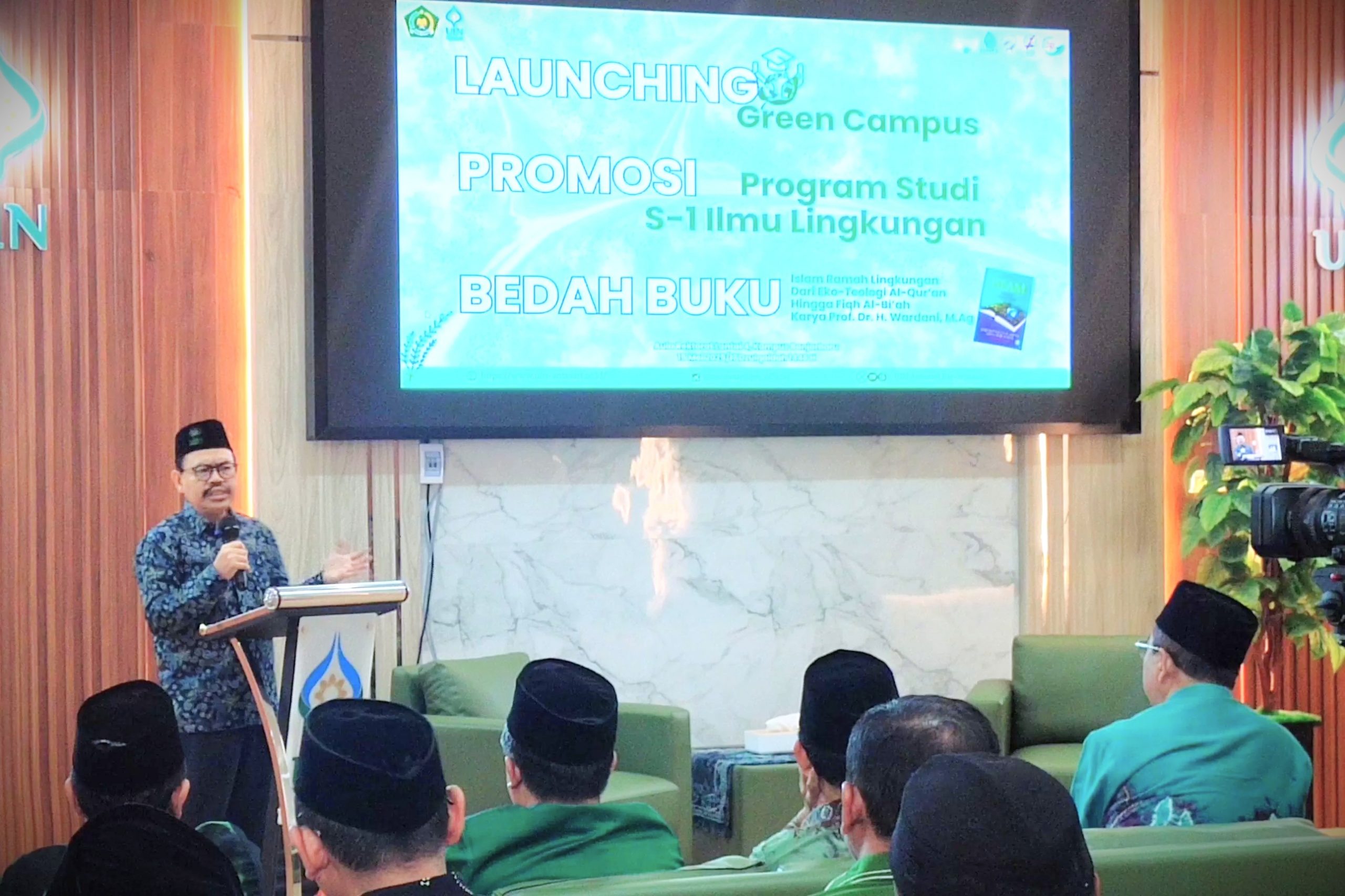 Rektor UIN Antasari Prof. Dr. H. Mujiburrahman, M.A. saat memberikan sambutan di peluncuran program Green Campus (Foto:Radar Banjarmasin)