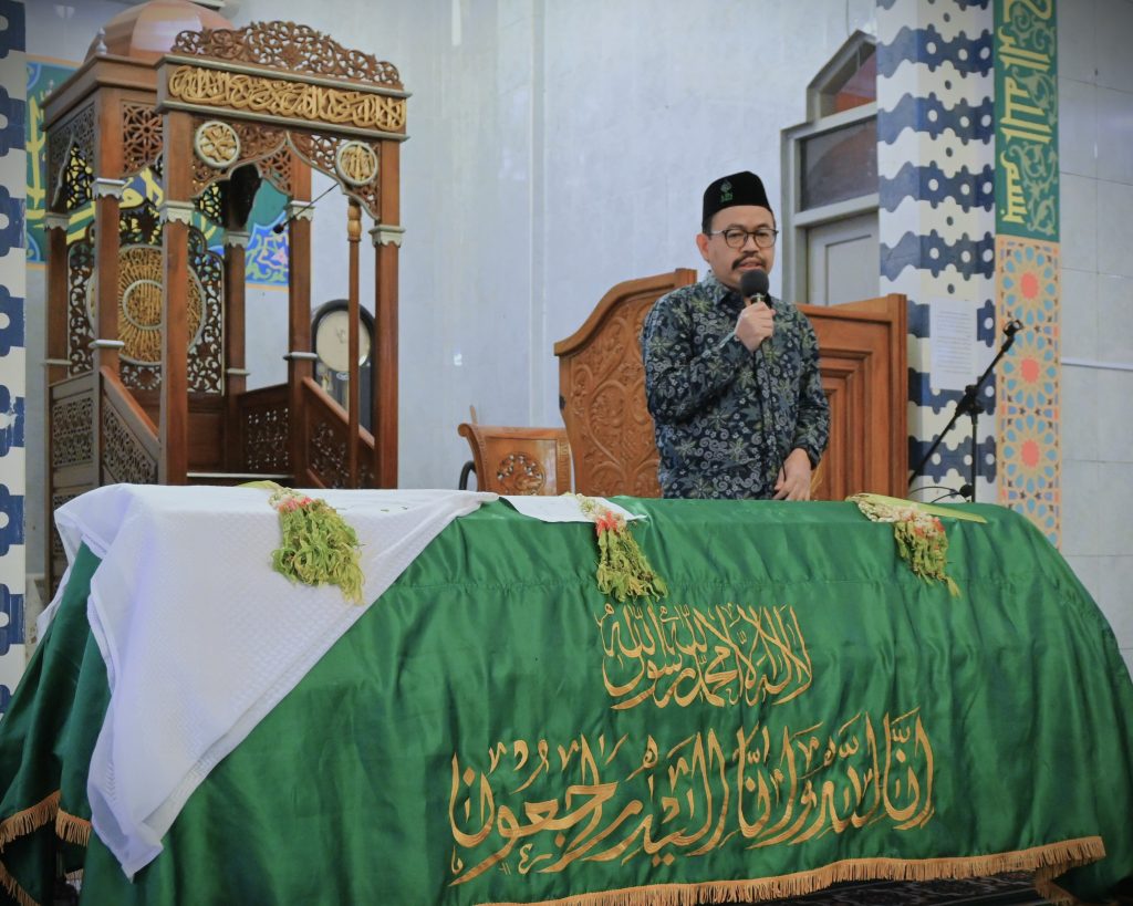 Rektor UIN Antasari Prof. Dr. H. Mujiburrahman, M.A. saat memberikan sambutan sebelum pelaksanaan salat jenazah (Foto:Humas/Jamal Ripani)