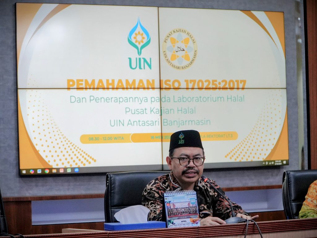 Rektor UIN Antasari Prof. Dr. H. Mujiburrahman, M.A. saat membuka acara (Foto:Humas)