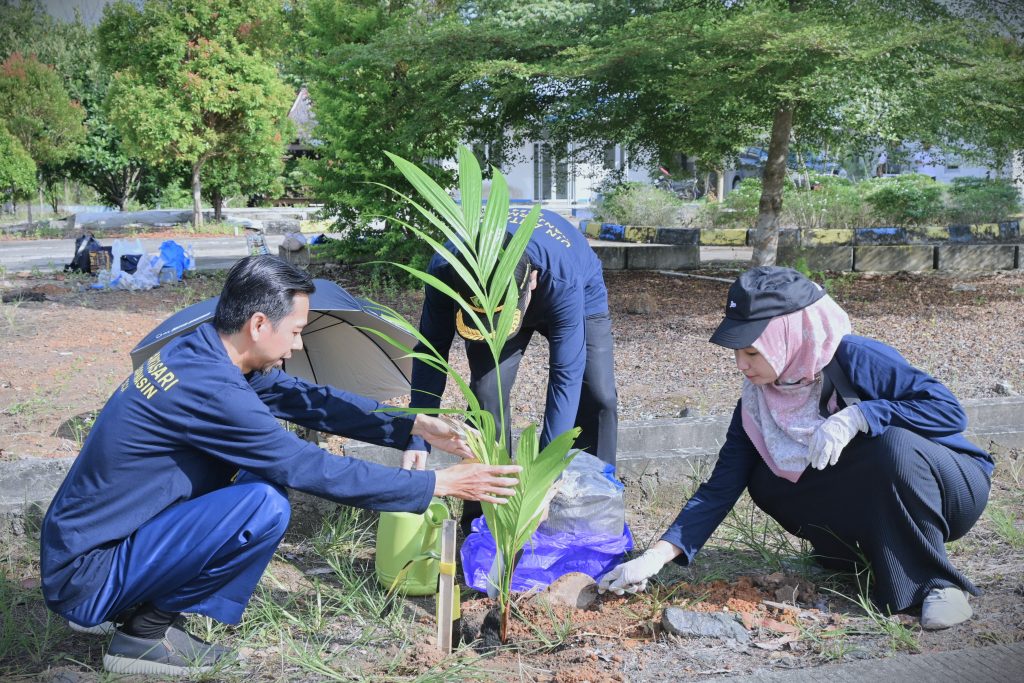 Rektor UIN Antasari saat ikut menanam bersama 67 PPPK baru (Foto:Humas/Jamal Ripani)