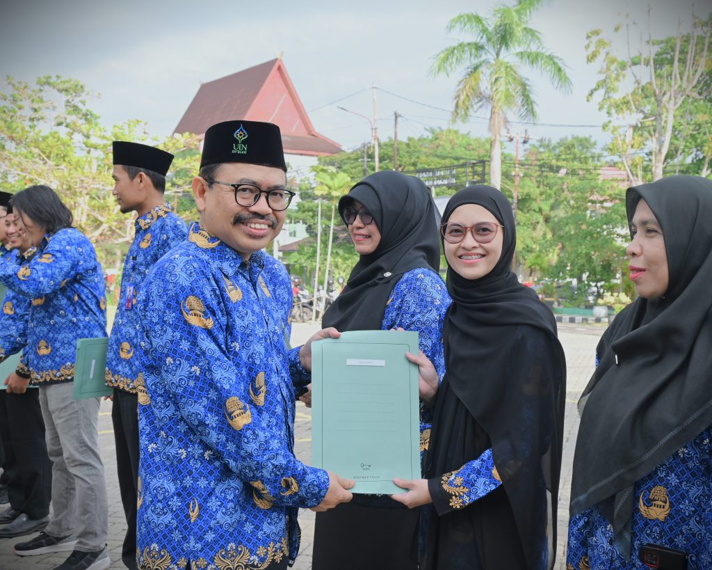 Rektor UIN Antasari saat menyerahkan Serdos 2024 (Foto:Humas/Jamal Ripani)