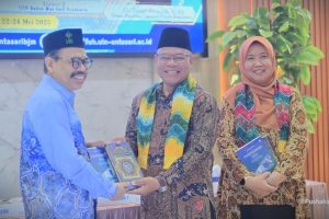 Rektor saat menyerahkan kenang-kenangan berupa karya UIN Antasari kepada Tim Asesor (Foto:Humas/Noor Hasanah)