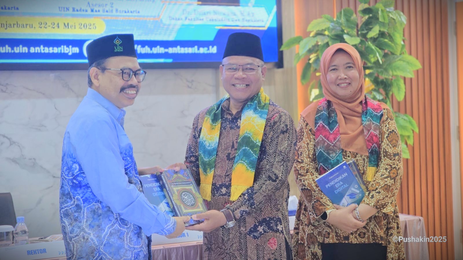 Rektor saat menyerahkan kenang-kenangan berupa karya UIN Antasari kepada Tim Asesor (Foto:Humas/Noor Hasanah)