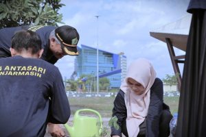 Suasana kebersamaan aksi peduli lingkungan di kampus 2 (Foto:Humas)