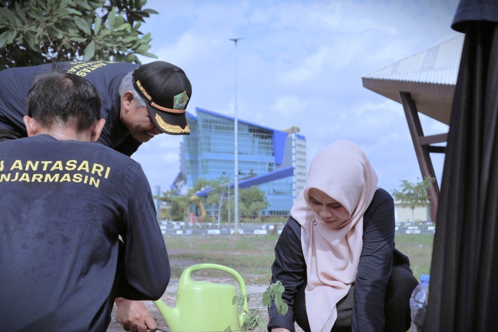 Suasana kebersamaan aksi peduli lingkungan di kampus 2 (Foto:Humas)