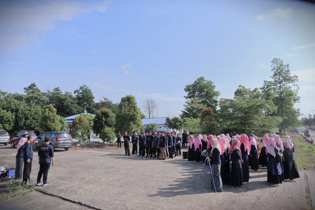 Suasana persiapan penanaman pohon bersama para PPPK Tahap 1 2024 UIN Antasari (Foto:Humas)