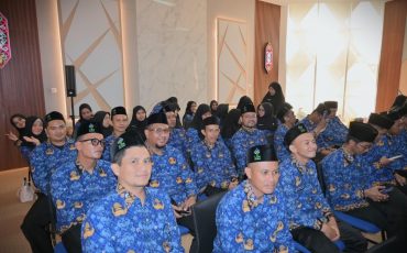 Sugiannor (tengah) saat berbahagia mengikuti rangkaian pelantikan (Foto:Humas)