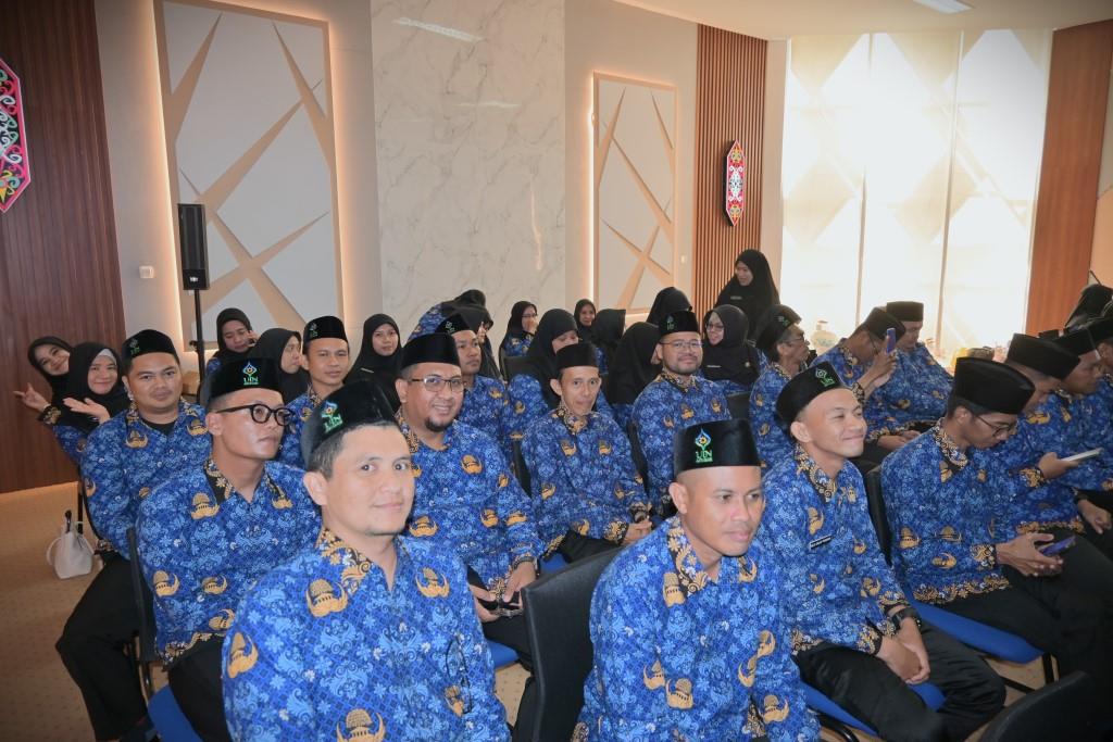Sugiannor (tengah) saat berbahagia mengikuti rangkaian pelantikan (Foto:Humas)