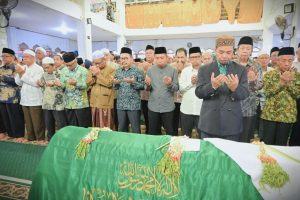 Wakil Rektor UIN Antasari Bidang AUPK Dr. H. Akhmad Sagir, M.Ag. saat memimpin salat jenazah (Foto:Humas/Jamal Ripani)